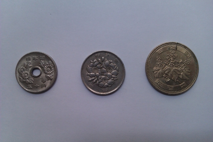 Турист оставил деньги у японского центра, вернулся и обнаружил еще больше