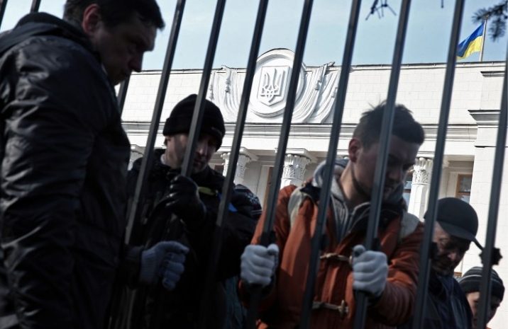 Родственники украинских солдат пикетируют здание Верховной Рады