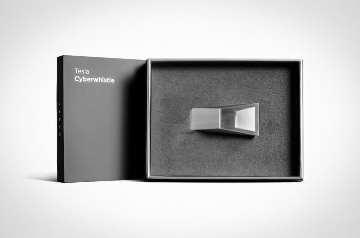 Илон Маск начал продавать «киберсвистки» и троллить Apple