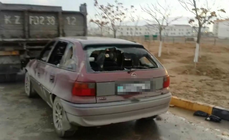 Неизвестные в Актау устроили автопогром. ВИДЕО