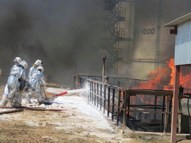 В ЮКО горит нефтебаза (ДОПОЛНЯЕТСЯ)