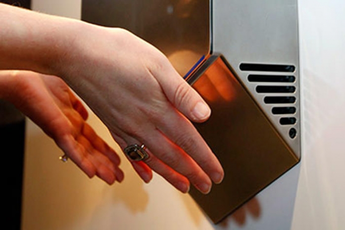 Ученые раскритиковали сушилки в общественных туалетах