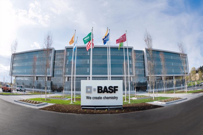 Компания BASF уволила пять тысяч сотрудников