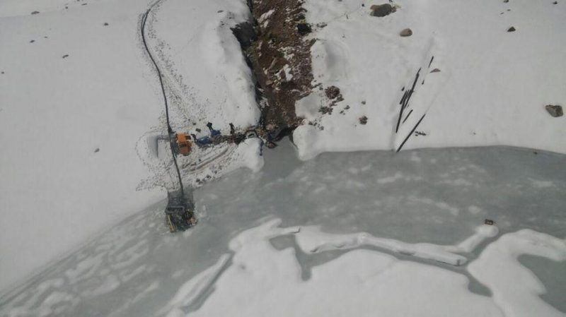 Спасатели опорожняют нестабильные моренные озера в горах Алматы