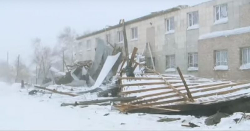 В Караганде ветер повредил крыши трёх зданий