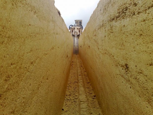 В Уральске рабочих засыпало грунтом