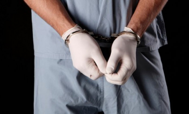 Главврач московской клиники задержан за растление двух школьниц