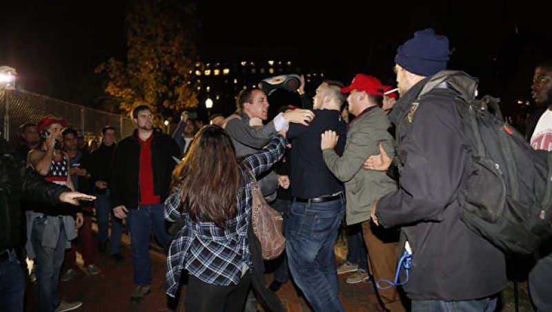 В Нью-Йорке произошли стычки между сторонниками Трампа и Клинтон