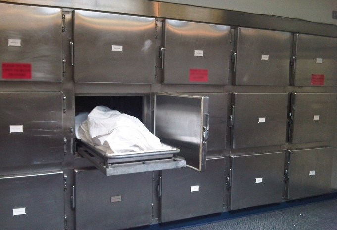 Медсестер после контакта с больным COVID-19 заперли в морге в России