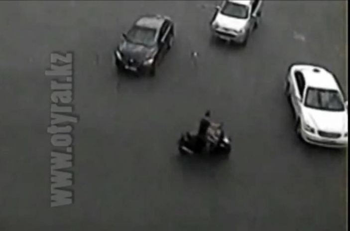Автомобиль переехал мотоциклиста в Шымкенте