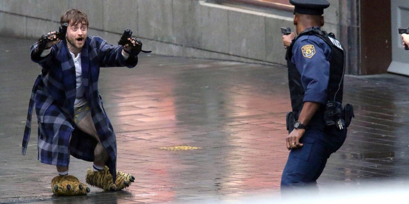 Звезда Гарри Поттера снялся в безумной черной комедии