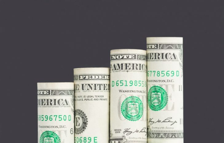 Начало недели тенге встречает падением