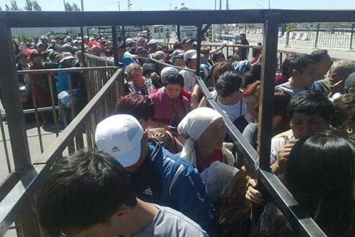 Сотни казахстанских туристов не могут выехать из Кыргызстана