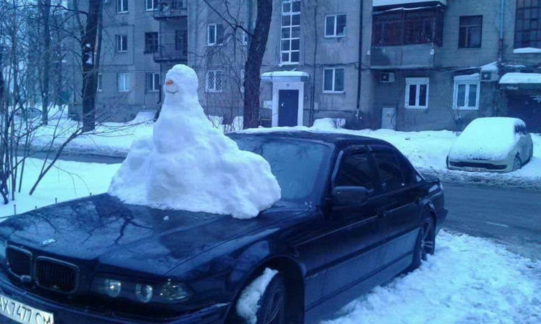 Огромную снежную бабу слепила на БМВ харьковчанина неизвестная возлюбленная