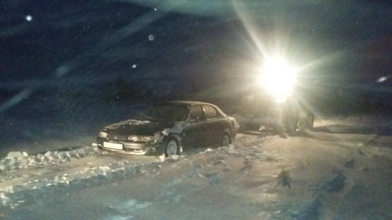 За сутки из снежного заноса спасатели ВКО эвакуировали около 100 человек