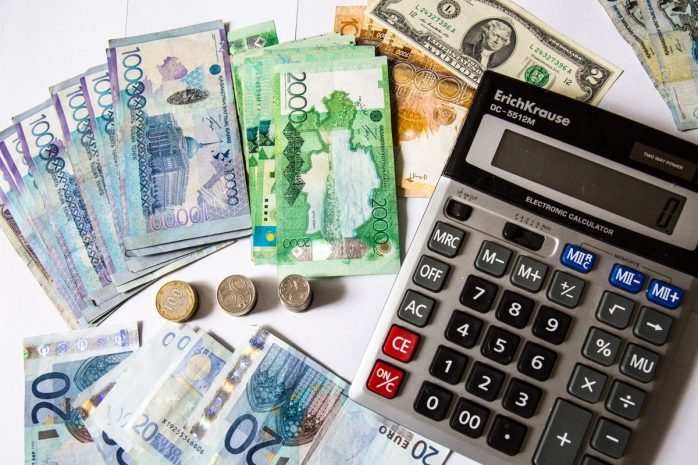 Более 237 миллиардов тенге потратили казахстанцы на покупку иностранной валюты