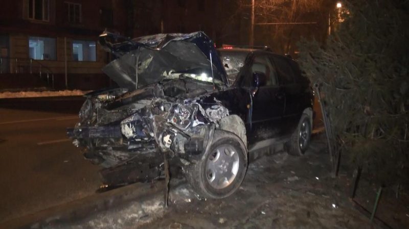 Лексус снёс разделительное ограждение в центре Алматы