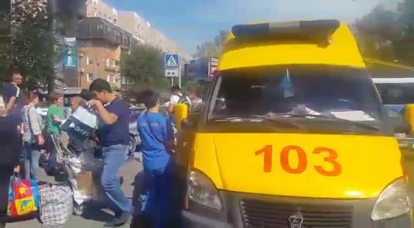 В Алматы автомобиль сбил пешеходов на тротуаре