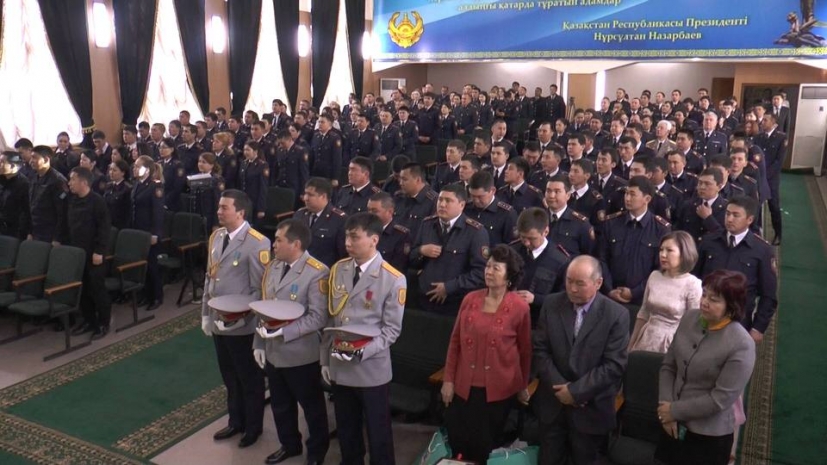 Полицейские Алматы в канун Дня благодарности поблагодарили родителей героев