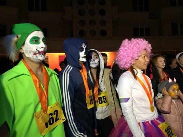 В Алматы в Хэллоуин 200 человек в костюмах пробежали по лестницам