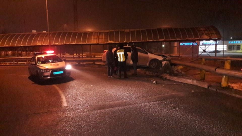 Иномарка «напоролась» на дорожное ограждение