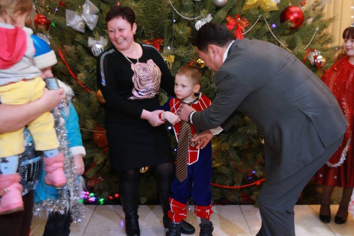 Аким Павлодара подарил галстук ребенку