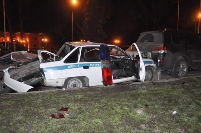 В Алматы Mercedes врезался в полицейскую машину. Фото