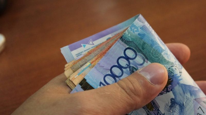 Руководство поликлиники собирало деньги с медиков в Атырау