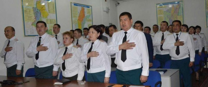 Спасатели Алматы поздравили 1 мая ветеранов