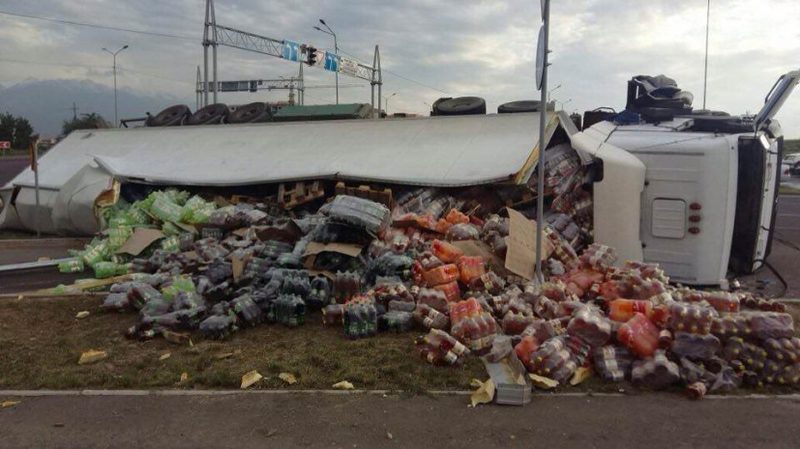 В Алматы перевернулась фура с напитками (ФОТО)