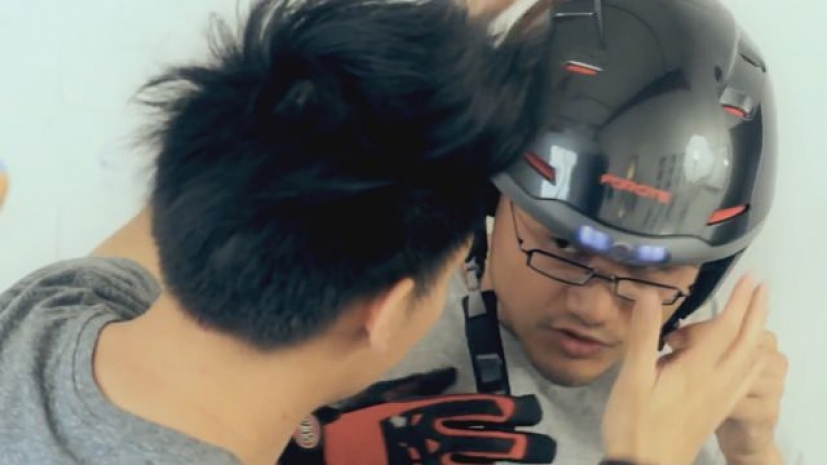 В Австралии придумали шлем, который умеет звать спасателей