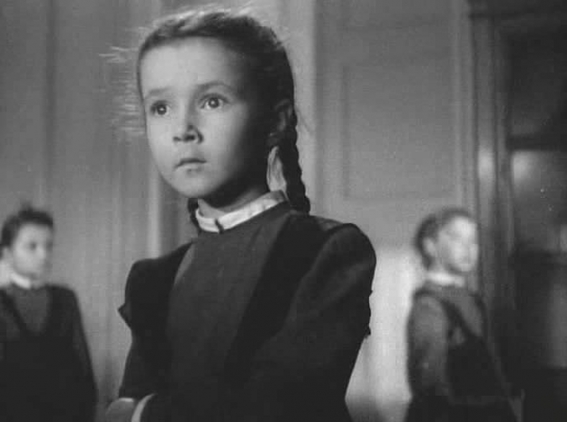 Первоклассницу без белого банта выгнали с линейки в Астане