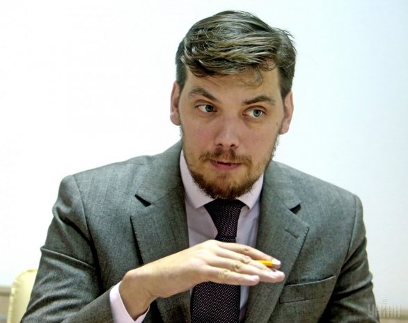 Повысить прожиточный минимум и снизить тарифы пообещал премьер Украины