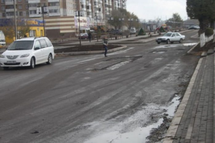 В Казахстане асфальт держится не дольше месяца