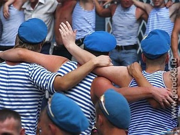 В Костанае десантники подрались с полициейскими [видео]