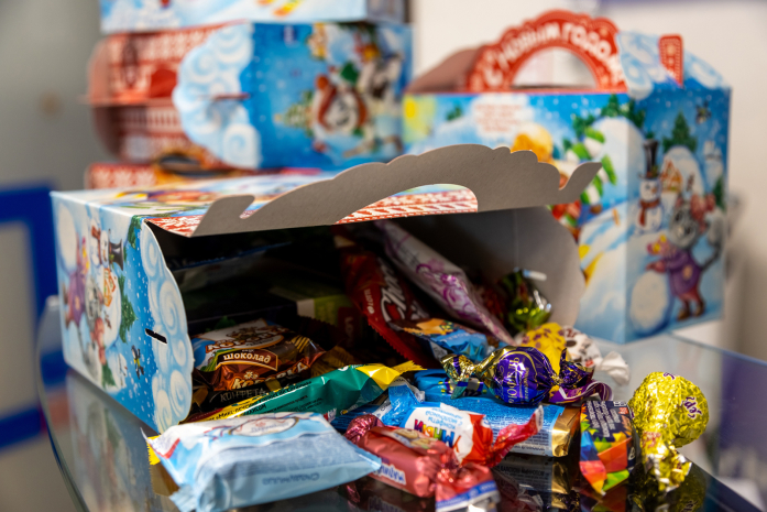 Самые опасные конфеты в детских новогодних подарках назвала химик