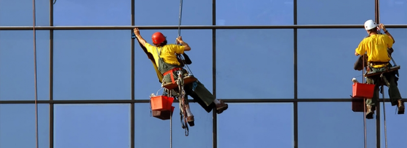 Промышленный альпинист сорвался со здания в Астане