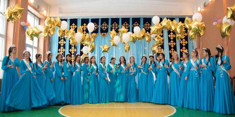 Казахстанские красавицы гоняют шайбу и встречаются с сиротами