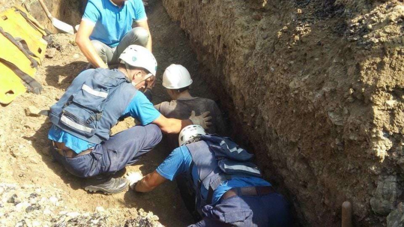 В Усть-Каменогорске рабочего засыпало грунтом в траншее