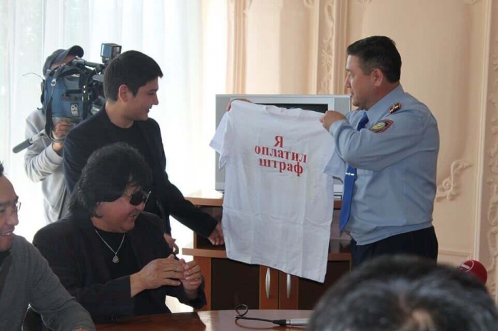 Казахстанских звезд проверили на наличие водительских штрафов