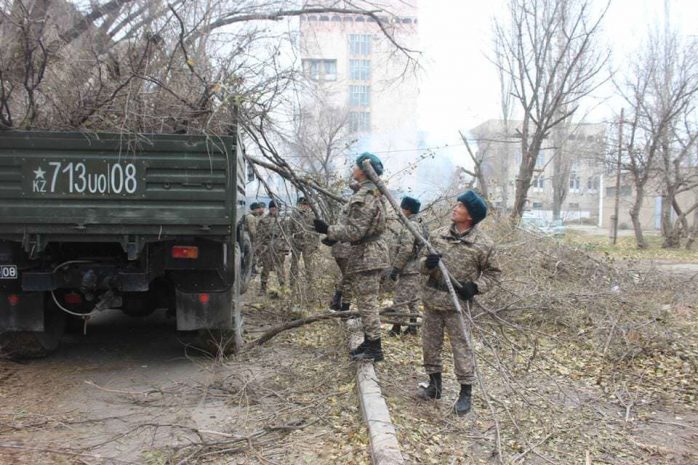 Военнослужащие ВС РК приняли участие в ликвидации последствий урагана в Жамбылской области