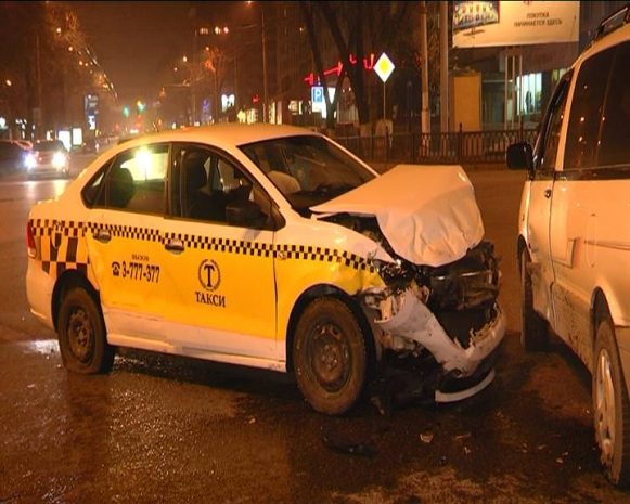 Пьяный таксист спровоцировал крупное ДТП (ФОТО)