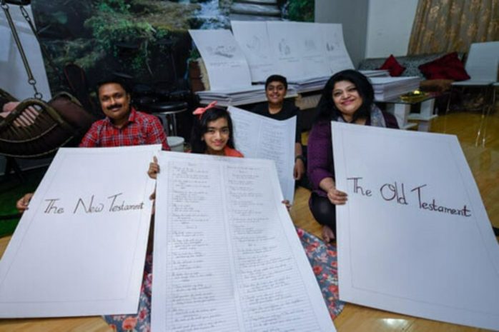 Переписала Библию вручную ради рекорда семья из ОАЭ