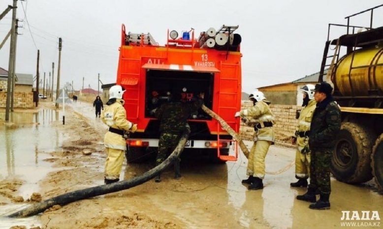 Спасатели Мангистауской области закончили откачивать воду в подтопленных населенных пунктах