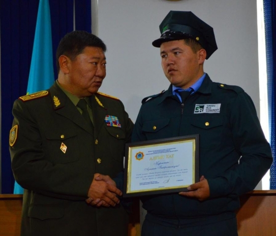 В Алматы награжден водитель, спасший десятерых детей