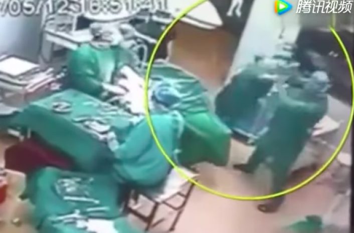 В Китае врачи подрались в операционной во время работы. ВИДЕО