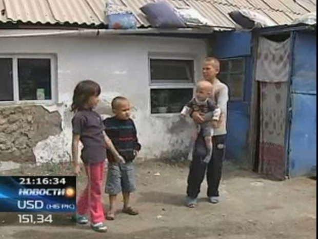 В Астане многодетная семья живет в свинарнике