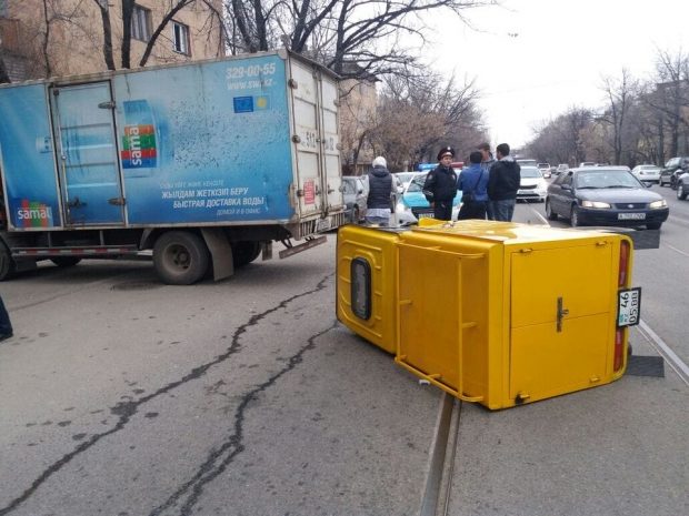 В Алматы перевернулась моторикша. ФОТО