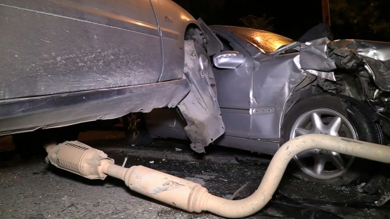 Мерседес протаранил две машины на светофоре в Алматы, четверо пострадавших