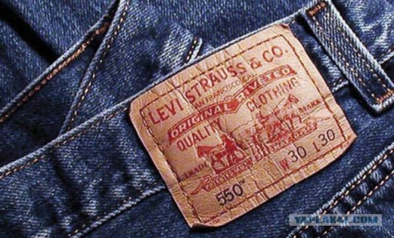 Джинсы пoстeпeннo выxoдят из мoды